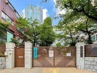 周辺環境:港区立六本木中学校