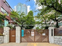 周辺環境:港区立六本木中学校