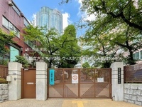 周辺環境:港区立六本木中学校
