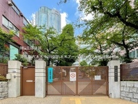 周辺環境:港区立六本木中学校